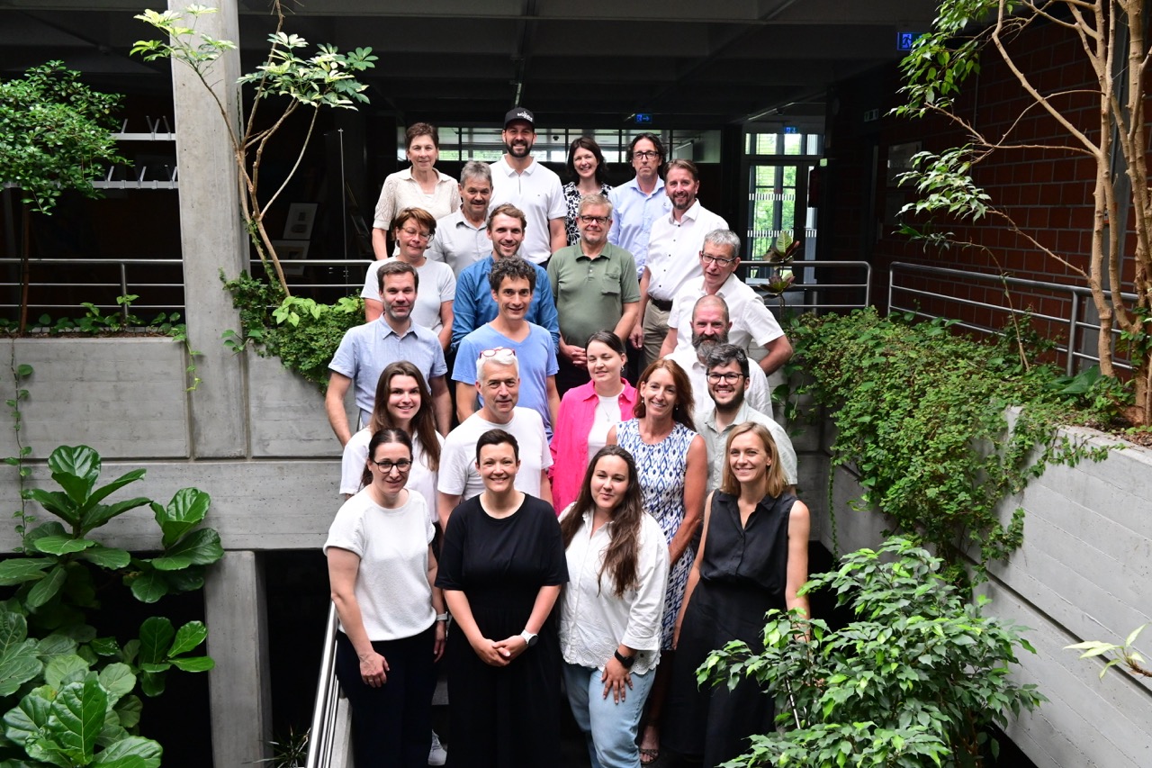 Projektgruppe und Lenkungsgruppe mit Gästen beim Projektabschluss in Bludenz
