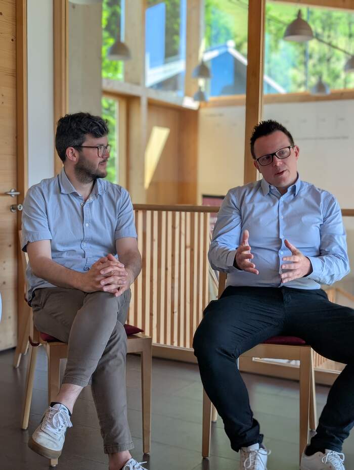 Bgm. Simon Lins (Schnifis) im Gespräch mit Johannes Herburger beim Skalierungsworkshop, Mai 2026